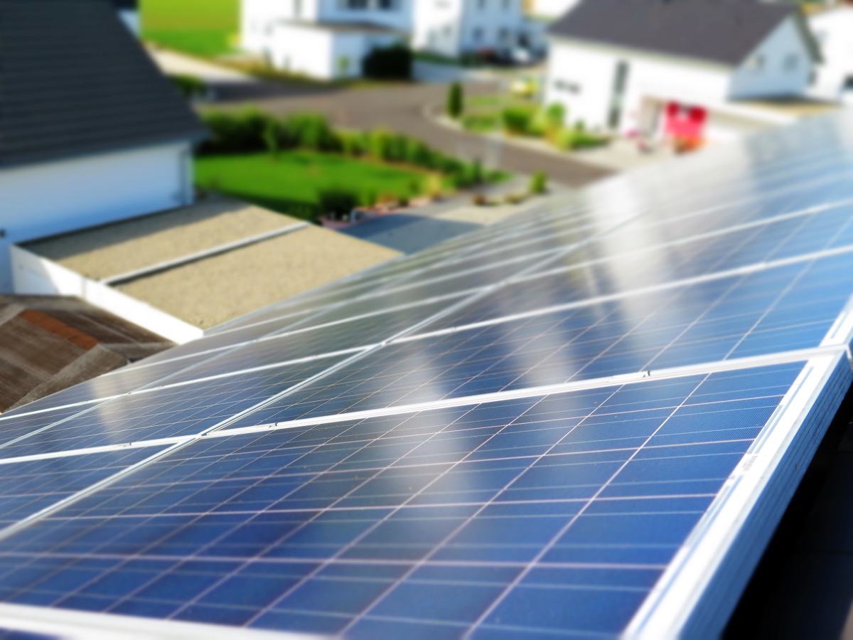 panneaux photovoltaiques solaires toit village