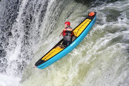 caloe kayak hot dog en rivière