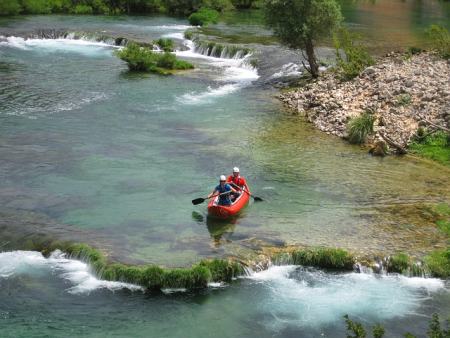 kayak en rivière de montaghne Alpes