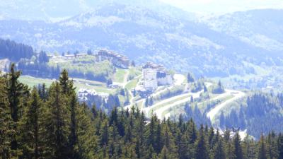 Montagnes Alpes Alps Chaîne Massif Belledonne station ski sports hiver Sept Laux Prapoutel printemps
