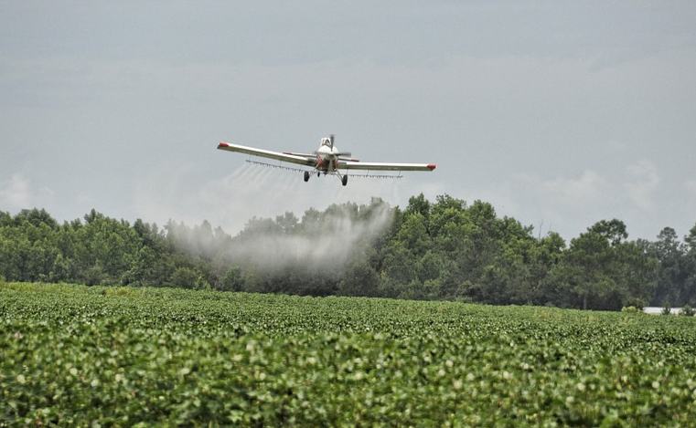 épandage de pesticides