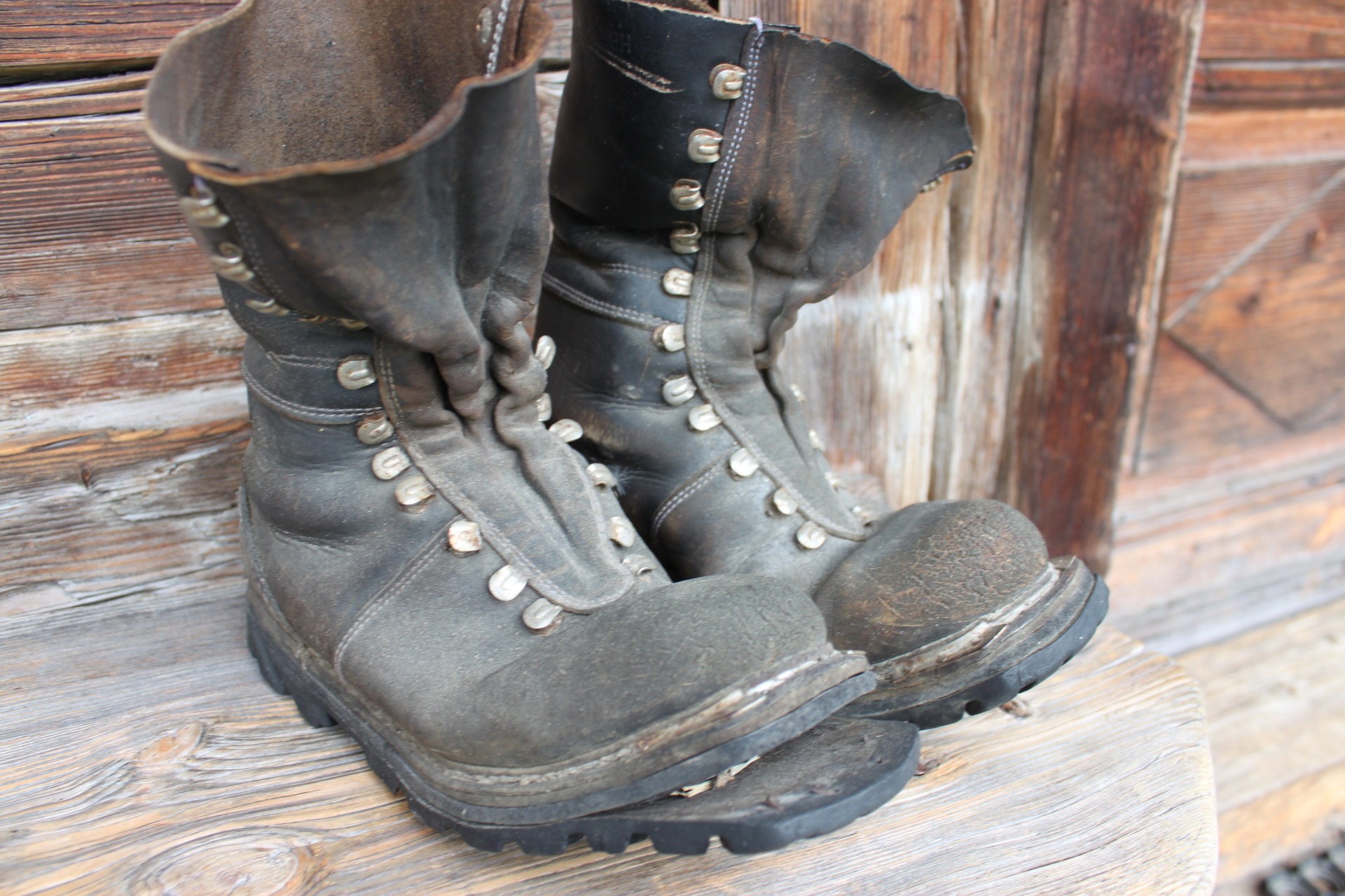 vieilles bottes trouées